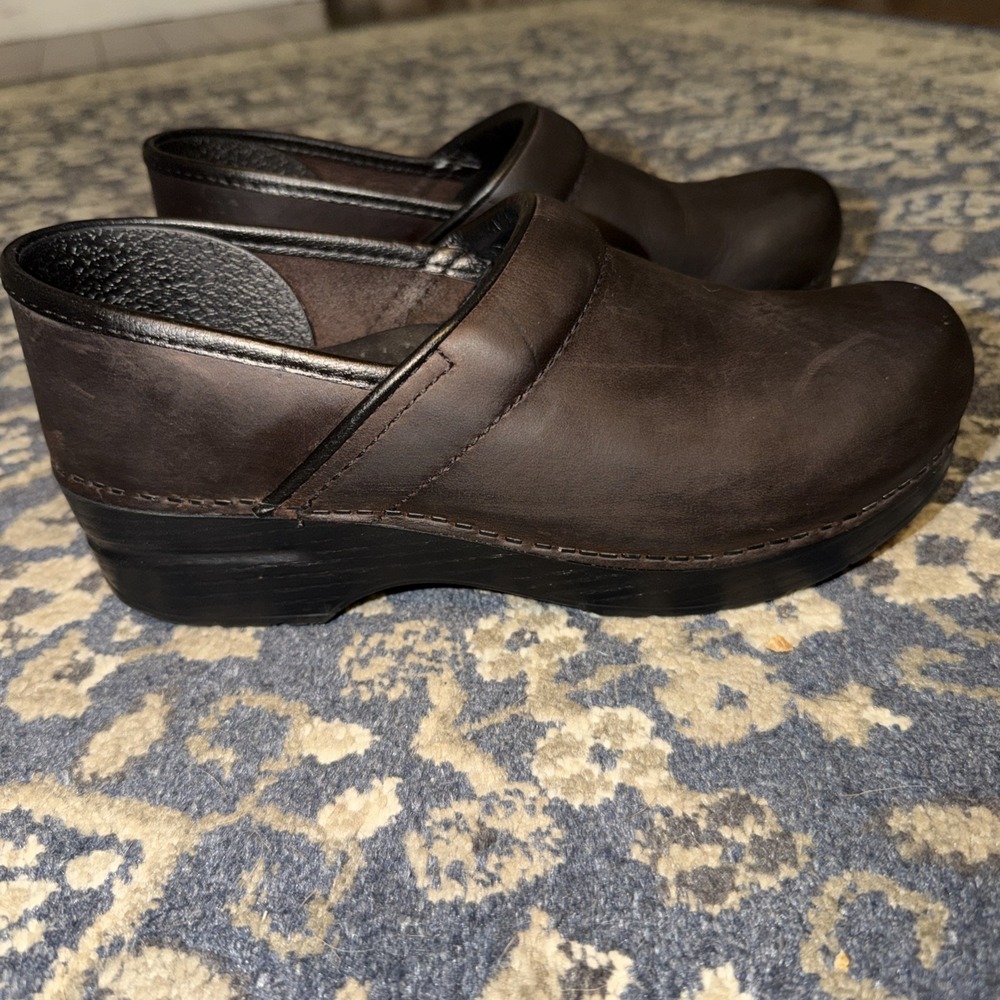 Dansko Classic Clogs Size 38 (8) Dark Brown Leather Slip Resistant Clean